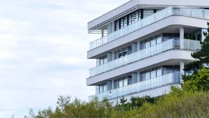 Immeuble avec des herbes hautes devant
