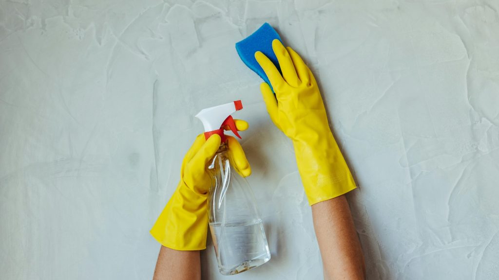 Des mains qui néttoient une surface